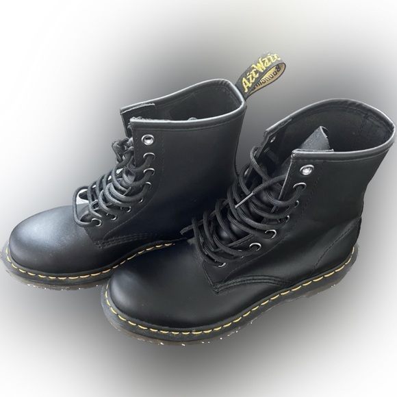 NWOT Dr. Martens girls boots